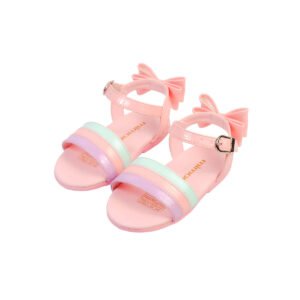 Estas sandalias Larisa para niñas son multicolor, predominando el rosa y colores pastel. La forma es de tira cruzada con cierre en el tobillo y están hechas de un material sintético suave.