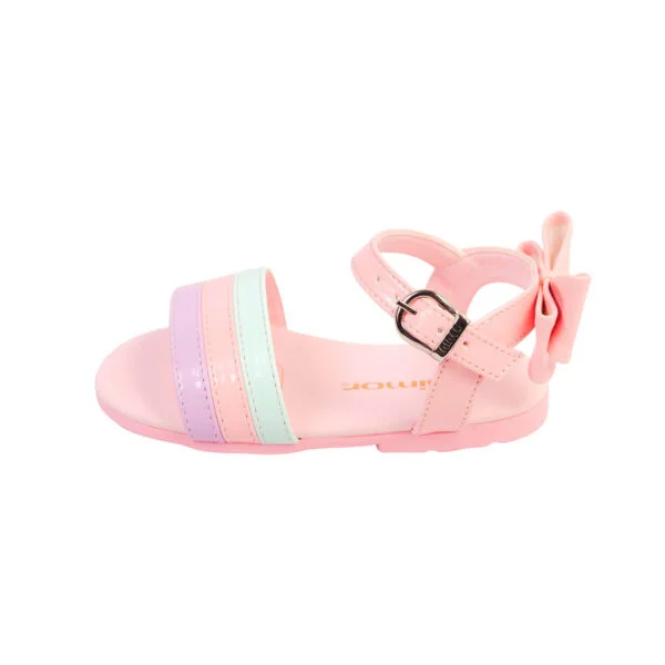 Estas son sandalias de niña en color rosa, con correas de colores múltiples. El material parece ser sintético.