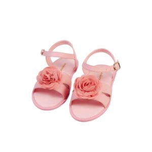 Estas son sandalias de color rosa, con rosas rosadas adornándolas y hechas de material sintético.