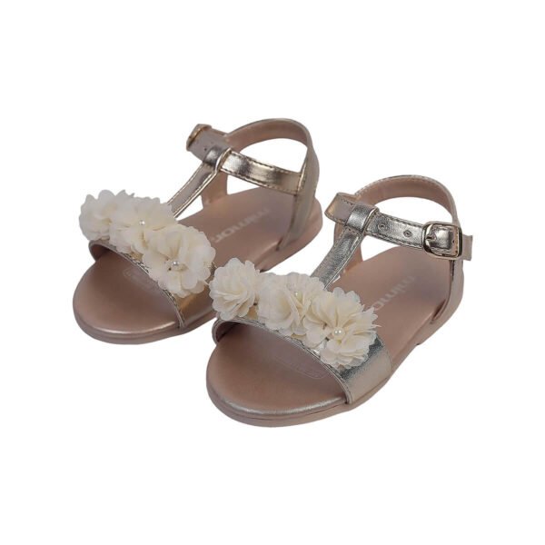 Un par de sandalias doradas estilo Azalea, decoradas con flores. Hechas de material sintético brillante.