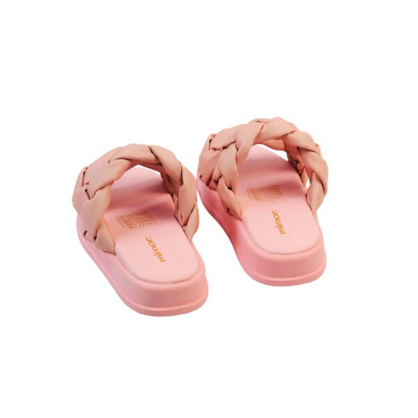 Estas sandalias son de color rosa, con correas que se entrelazan en un patrón trenzado. Son adecuados para niñas.